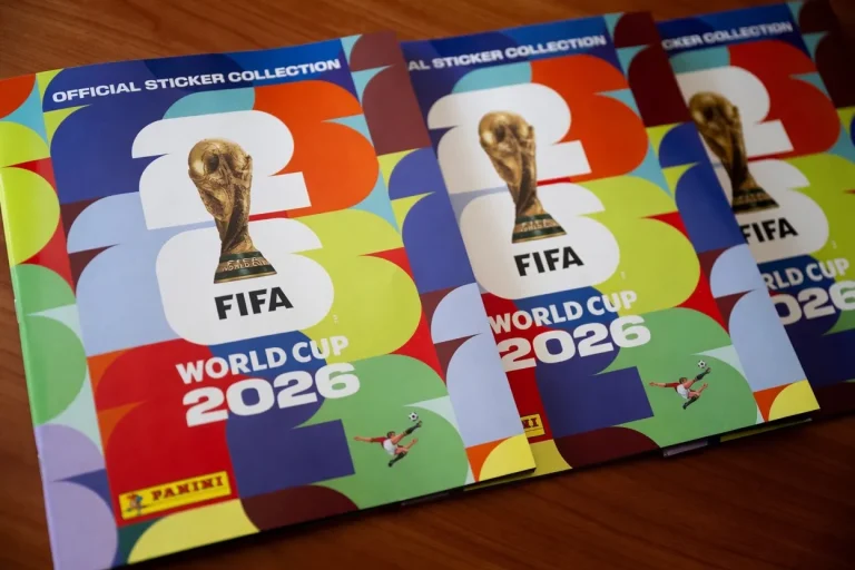 Coleccionistas argentinos buscando completar sus Figuritas Mundial en kioscos locales