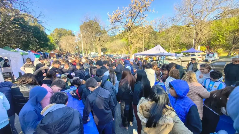 Intercambio de figuritas en el Paseo Público de San Pedro